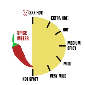 Pode incluir: Um medidor de especiarias amarelo e preto com uma pimenta vermelha apontando para a marca "n&atilde;o picante". O medidor &eacute; etiquetado com diferentes n&iacute;veis de picante: "XXX Hot!", "Extra Hot!", "Hot", "M&eacute;dio Picante", "Mild", "Muito Mild" e "N&atilde;o Picante".