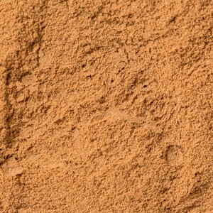 Pode incluir: Close-up de um monte de canela em p&oacute;, uma especiaria marrom quente com um tom ligeiramente avermelhado.
