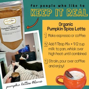K&ouml;nnte beinhalten: Eine T&uuml;te mit Bio-Pumpkin-Spice-Latte-Mix mit den Worten "pinch spice market" und "Organic Pumpkin Spice Latte Organic Fall Drink Mix" auf der Vorderseite. Das Bild zeigt auch einen Hund, der fernsieht, eine Tasse Pumpkin Spice Latte und Anweisungen zur Zubereitung des Lattes. Die Anweisungen lauten: "Espresso oder Kaffee zubereiten", "1 Essl&ouml;ffel Mix + 1/2 Tasse Milch in einen Topf geben, bei starker Hitze verr&uuml;hren, bis alles vermischt ist", und "Abseihen, &uuml;ber den Kaffee gie&szlig;en und genie&szlig;en!"