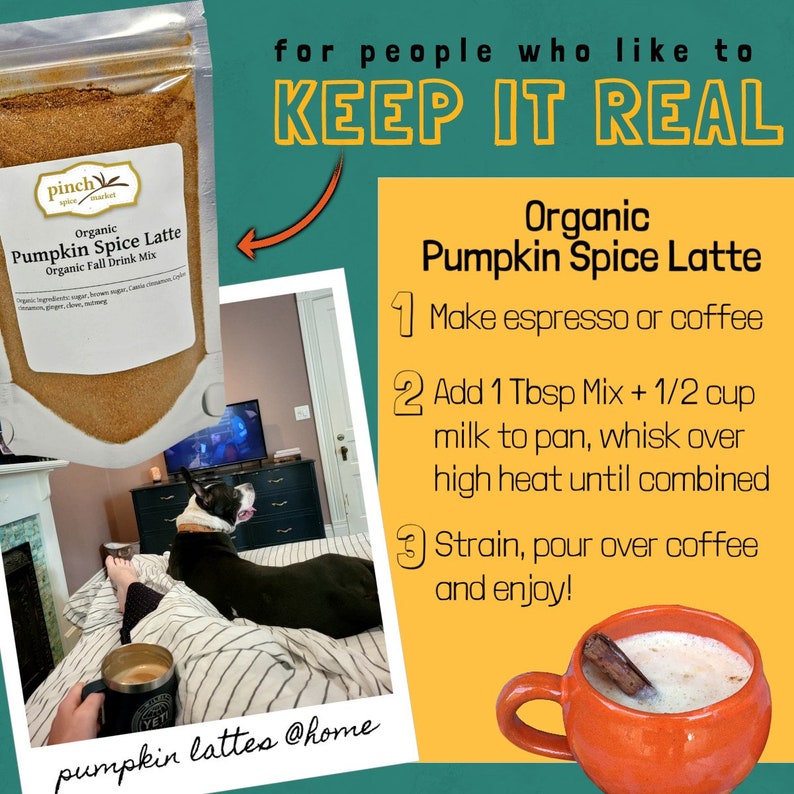 K&ouml;nnte beinhalten: Eine T&uuml;te mit Bio-Pumpkin-Spice-Latte-Mix mit den Worten "pinch spice market" und "Organic Pumpkin Spice Latte Organic Fall Drink Mix" auf der Vorderseite. Das Bild zeigt auch einen Hund, der fernsieht, eine Tasse Pumpkin Spice Latte und Anweisungen zur Zubereitung des Lattes. Die Anweisungen lauten: "Espresso oder Kaffee zubereiten", "1 Essl&ouml;ffel Mix + 1/2 Tasse Milch in einen Topf geben, bei starker Hitze verr&uuml;hren, bis alles vermischt ist", und "Abseihen, &uuml;ber den Kaffee gie&szlig;en und genie&szlig;en!"