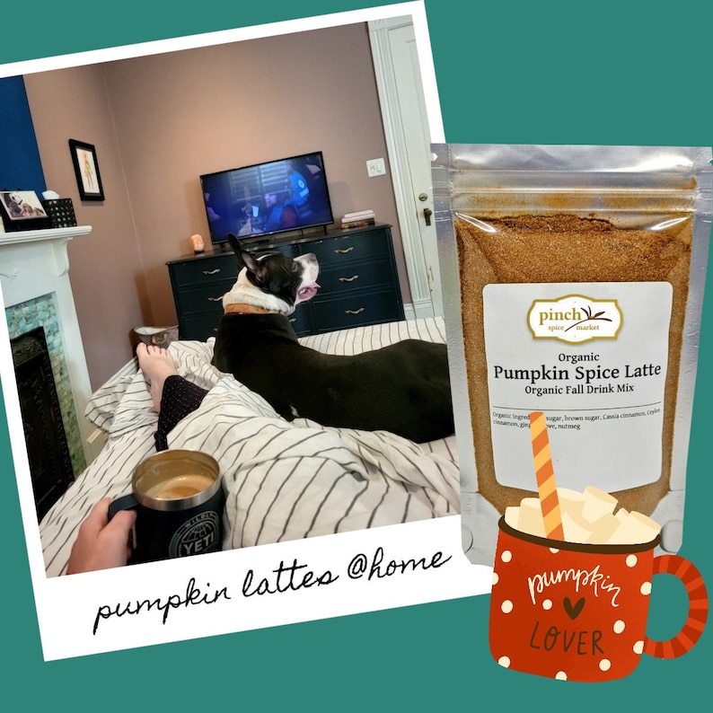 K&ouml;nnte beinhalten: Eine gem&uuml;tliche Wohnzimmer-Szene mit einer Person und einem Hund, die sich auf einem Bett entspannen und fernsehen. Eine Tasse Kaffee und eine T&uuml;te Bio-Pumpkin-Spice-Latte-Mix befinden sich auf dem Bett. Der Text "pumpkin lattes @home" ist auf dem Bild geschrieben.