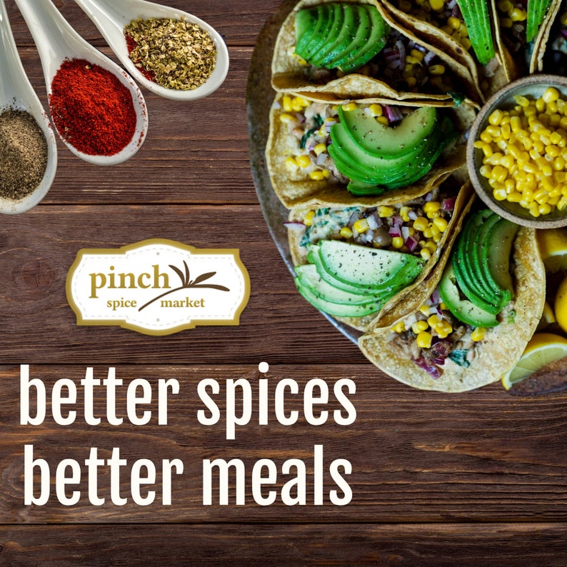 以下が含まれることがあります： 木製の表面に、タコス、スパイス、そして「better spices better meals」というテキストが表示された料理のシーン。タコスにはアボカドとトウモロコシが詰まっています。スパイスは白いスプーンに入っています。Pinch Spice Marketのロゴも表示されています。