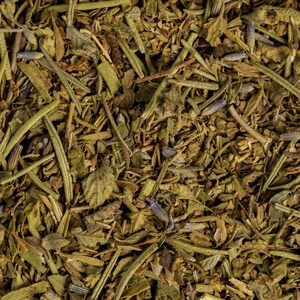 Pu&ograve; includere: Primo piano di un mix di erbe aromatiche secche, tra cui rosmarino, timo e lavanda.
