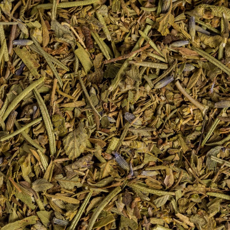 Pu&ograve; includere: Primo piano di un mix di erbe aromatiche secche, tra cui rosmarino, timo e lavanda.