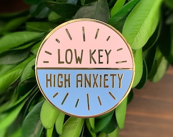 Pin de esmalte de ansiedad alta y discreta / Pin de salud mental / Pin divertido / Pin pastel lindo