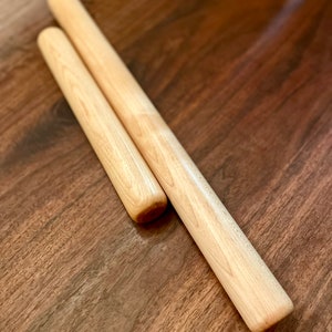 Straight rolling pin that is non tapered sometimes called a dowel rolling pin