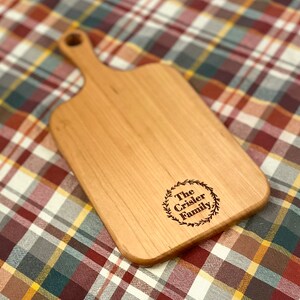 Charcuterie Board Personalized Serving Board with Handle Monogrammed Personalized Cheese Board Engagement Gift Bridal Shower Gift Newlywed Bild 9