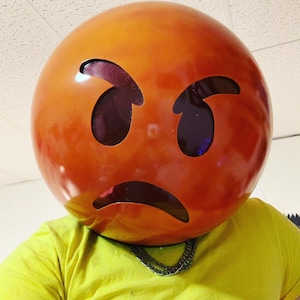 Capacete de Dj Emoji irritado