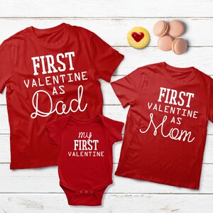 mom dad and baby matching christmas outfits