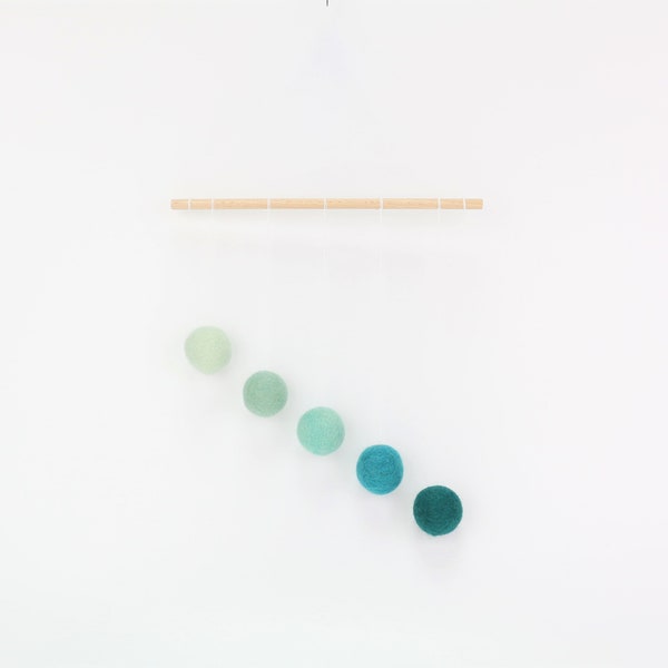 Simple mobile made of felt balls with wooden stick, handmade children's room decoration Montessori Gobbi Wallhanging minimalist