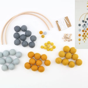 Può includere: Un set di tre tazze in ceramica con finitura opaca e macchiettata. Le tazze sono nei toni del crema, grigio e nero. Ogni tazza ha un design semplice e minimalista, perfetto per caffè o tè. Le tazze sono impilate l'una sull'altra.