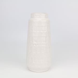 Könnte beinhalten: Weiße Keramikvase mit einem erhabenen geometrischen Muster. Die Vase ist hoch und schlank mit einem abgerundeten Boden.