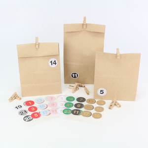 Adventskalender voor zelfvullende 24 bruine blokbodemzakjes 23,5 x 13 x 7,7 en 24 cijferstickers in de gewenste kleur