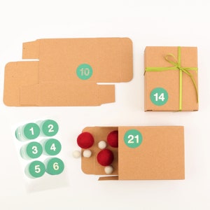 Adventskalender om jezelf te vullen 24 bruine vouwdozen 8 x 4 x 10 en 24 cijferige stickers in de gewenste kleur