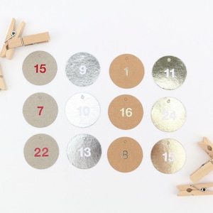 Set van 24 adventskalendernummers hangers voor uw individuele kerstkalender gemaakt van kraftpapier