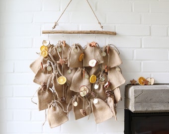 Bastel Set Adventskalender zum Befüllen DIY Set inkl Aufhängung, Orangenscheiben, Zimt, Sterne, Tannenzapfen, 24 Beuteln Jute Säckchen