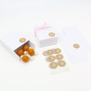 Adventskalender om jezelf te vullen 24 witte vouwdozen 8 x 4 x 10 en 24 cijferige stickers in de gewenste kleur