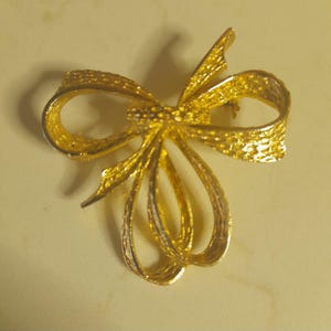 Vintage gold tone ribbon bow brooch