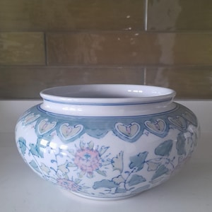 Jardinera china poco profunda de color rosa, verde y azul