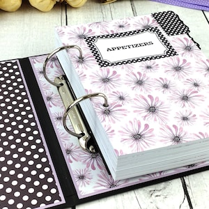 A5 bloemenmap kookboekmap met paarse bloemen en zwarte en witte stippen bloemen receptenboek met verdelers bruids A5 receptkaarten map aangepast