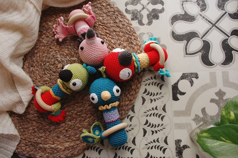 iradumi \u00b7 SET 3 PATRONES espa\u00f1ol \u00b7 Sonajeros loro flamenco pavo real \u00b7 PDF Patr\u00f3n Crochet \u00b7 Amigurumi crochet \u00b7 Crochet pattern \u00b7 rattle