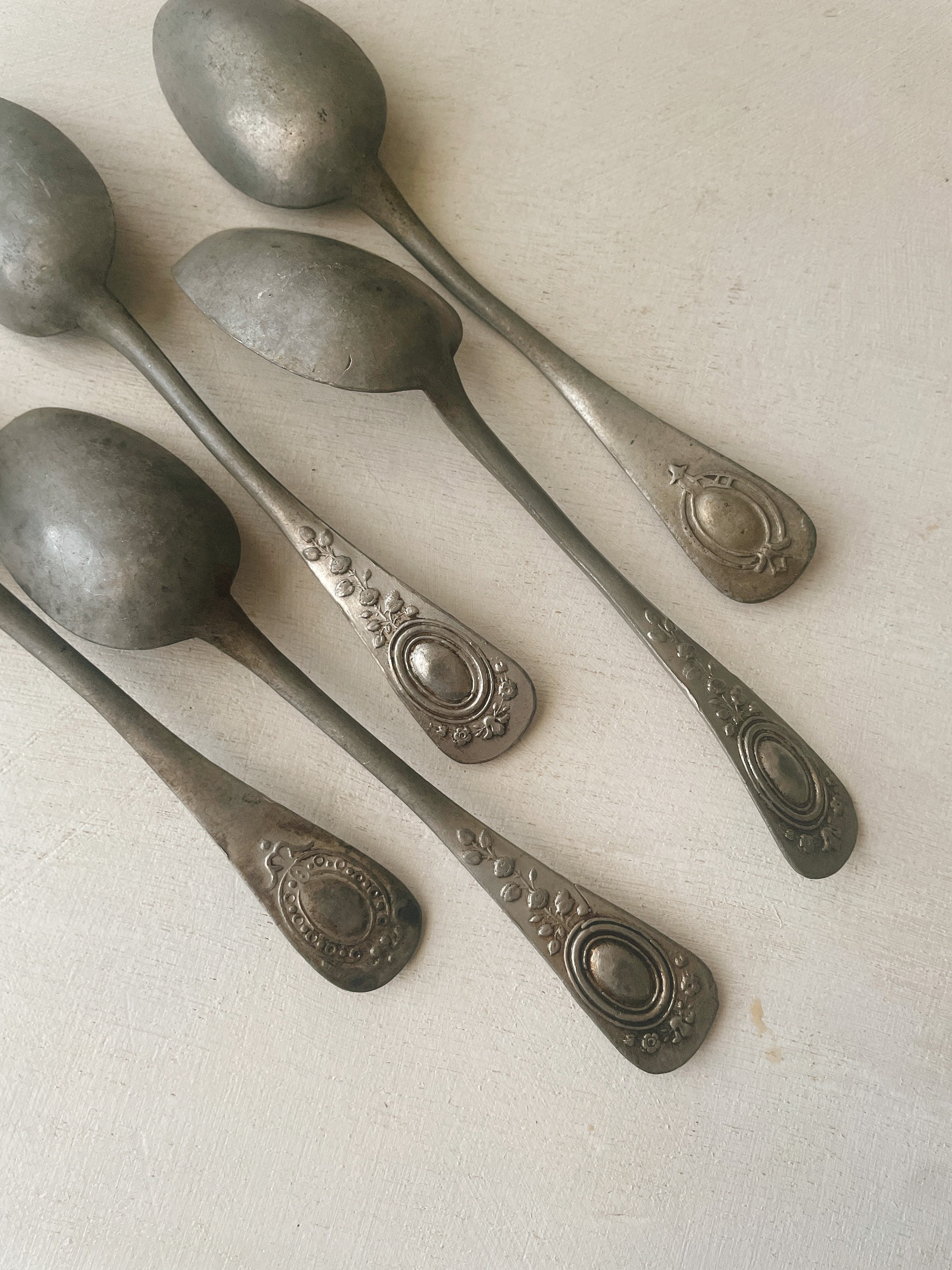 Cuillère à Soupe Antique Patinée Set de 5. Ustensile Service.