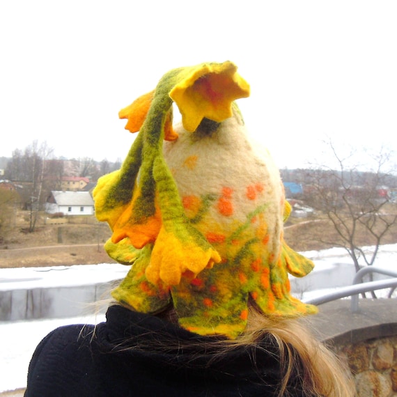 Belle Cloche En Forme De Chapeau Avec Des Fleurs Jaune Fleur Chapeau Campanule Chapeau Chapeau Fantaisie Funky Chapeau Théâtre Chapeau Que Chapeau