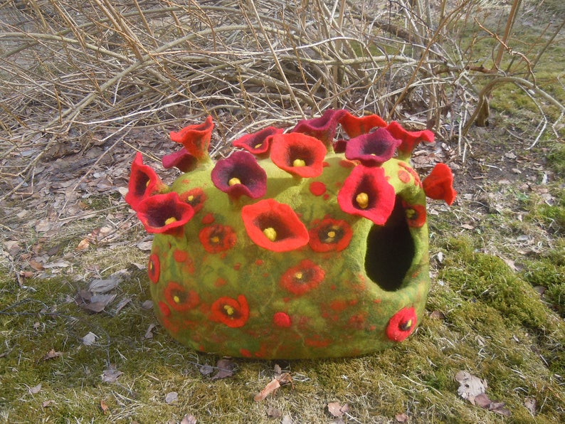 Luxuries Cat house with red poppy Felt cat cave Pet bedding Wool cat cave Cat bed Pet furniture MAKE TO ORDER