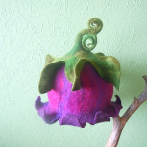 Schöner lila/violetter Glockenhut Blumenhut Pixiehut Winterhut Feenhut Theaterhut Handgemachter Hut aus Filz