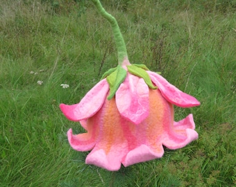 Mooie zachtroze bloemenhoed, elfenhoed, wintermuts, sprookjeshoed, theaterhoed, handgemaakte vilten wollen muts