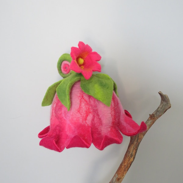 Beau chapeau de fleur de cloche rose avec chapeau Pixie à tige roulée, chapeau d’hiver, chapeau de fée, chapeau de théâtre, chapeau de laine feutre