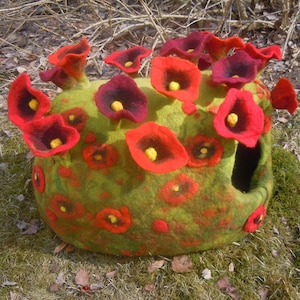Luxuries Cat house with red poppy Felt cat cave Pet bedding Wool cat cave Cat bed Pet furniture MAKE TO ORDER