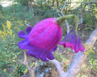 Sombrero acampanado morado y violeta con una pequeña flor en el extremo. Sombrero de fiesta de flores. Sombrero de duendecillo. Sombrero de teatro. Sombrero de sauna. Sombrero de invierno. Sombrero de lana de fieltro.