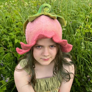 Dusty Rose Bellflower Hat – Fairy Cosplay Filtad Ullhatt – Dusty Pink Bastuhatt – Cottagecore Gåva – Handgjord Fantasy Alvehatt Storlek 53-54 cm