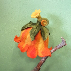 Schöne gelb orange glockenförmige Blume Hut mit gerolltem Stiel Pixie Hut, Wintermütze, Feenhut, Theaterhut, Filzhut