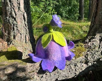 Sombrero de flores de campana lila, lavanda y morado suave con tallo enrollado, sombrero de duende, sombrero de invierno, sombrero de hada, sombrero de teatro, sombrero de fieltro de lana, sombrero de fantasía