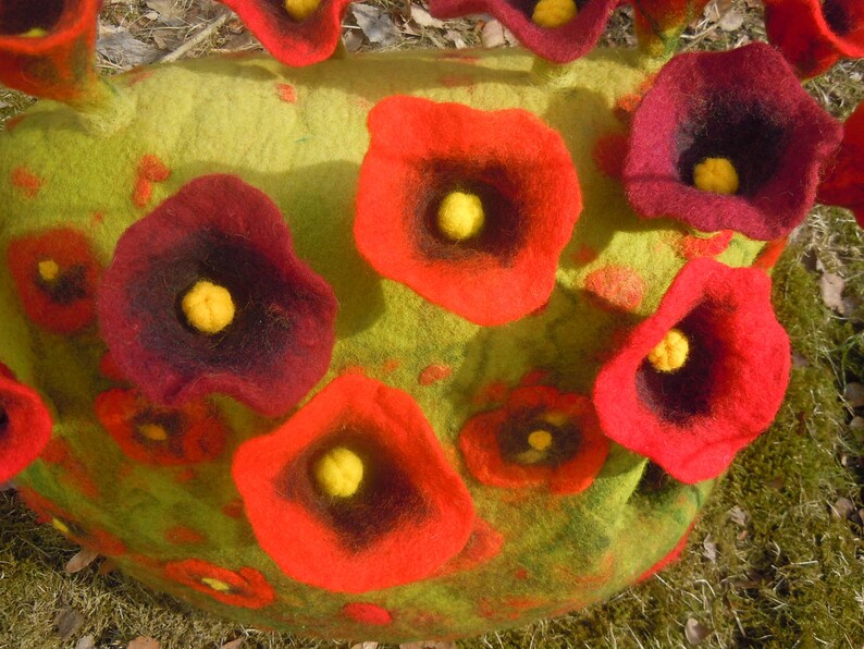 Luxuries Cat house with red poppy Felt cat cave Pet bedding Wool cat cave Cat bed Pet furniture MAKE TO ORDER