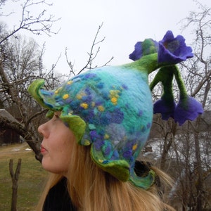 Blauer Glockenblumenhut mit lila Blumenwiese, Feenhut, Blumenhut, Pixiehut, Theaterhut, Fantasyhut, Fantasyhut, Filzhut
