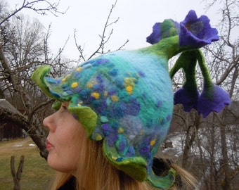 Cappello a campana blu con prato di fiori viola, cappello da fata, cappello floreale, cappello Pixie, cappello da teatro, cappello fantasy, cappello di lana di feltro