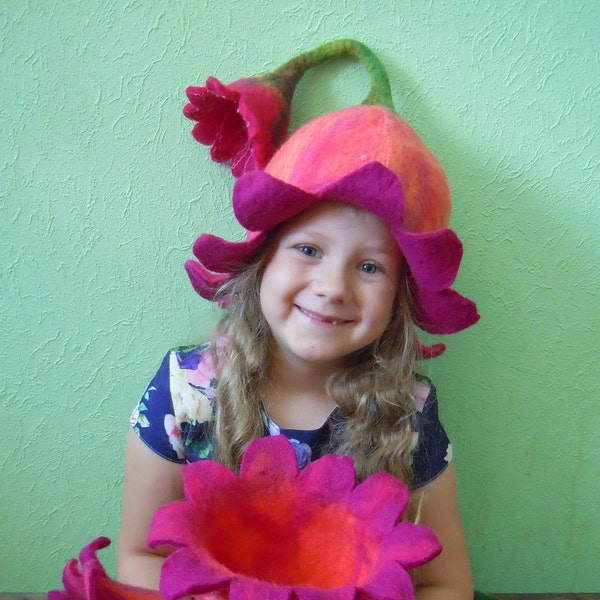 Chapeau rose et violet en forme de cloche avec une petite fleur à la fin Chapeau de fleur Chapeau Pixie Chapeau féerique Chapeau théâtre Chapeau de laine Feutre