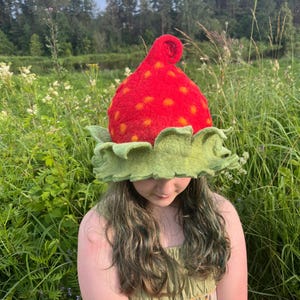 Strawberry Gnome Hat – Felted Wool Elf Hat – Fairycore Festival Costume – Handmade Fruit Hat – LARP, Sauna, Cosplay – Size 56–57cm
