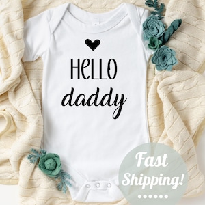 Hello Daddy Onesie ® • Pregnancy Announcement Outfit • New Dad Reveal • Daddy to Be Gift • Baby Reveal Bodysuit
