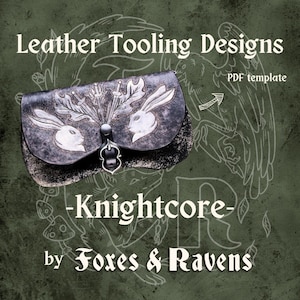 Puede incluir: Una bolsa de cuero negro con un diseño estampado de dos conejos blancos y un motivo floral. La bolsa tiene una hebilla plateada y el texto "Knightcore" y "by Foxes & Ravens" está impreso debajo de la bolsa. El texto "PDF template" está en la esquina superior derecha de la imagen.