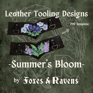 Op de afbeelding: Twee lederen armbandontwerpen met bloemmotieven in paars, roze en groen. De ontwerpen zijn getiteld "Summer's Bloom" en zijn van "Foxes & Ravens". PDF-sjabloon.