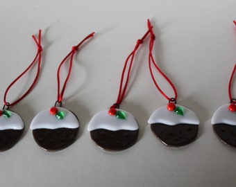 Christmas pudding tree decoration pk of 5 or singles sold. Also fridge magnet in fused glass. Made to order.