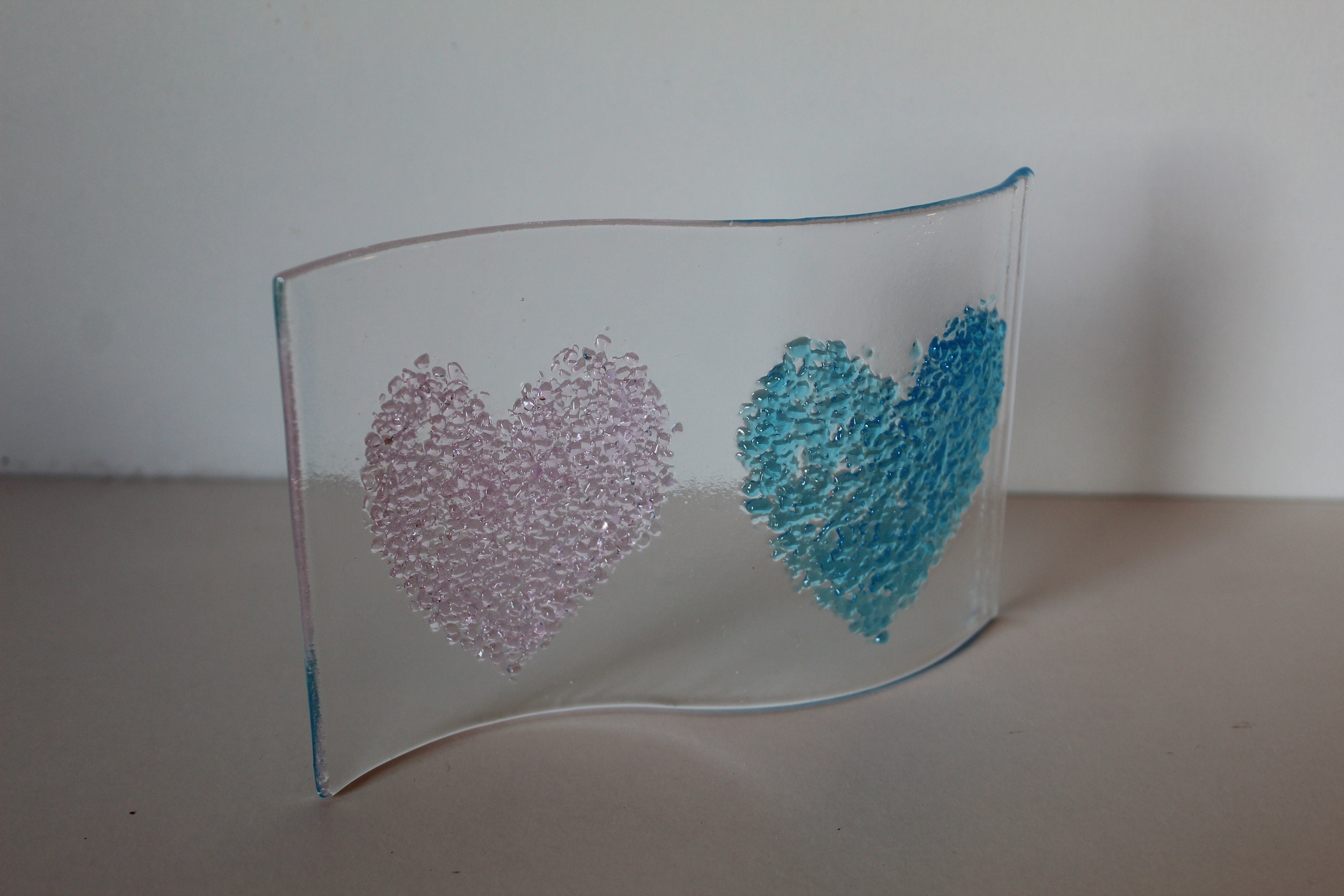 フューズドガラスのハート型サンキャッチャー：ピンク＆ブルーの新生児