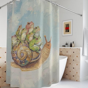 Puede incluir: Una cortina de ducha caprichosa con un caracol que lleva un grupo de ranas. El caracol es marrón y beige, con una concha en espiral. Las ranas son verdes y rosas, con ojos grandes. El fondo es un cielo azul claro pintado.