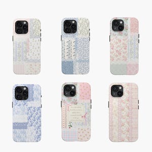Op de afbeelding: Zes verschillende iPhone-hoesjes met een patchwork-ontwerp met bloemmotieven in roze, blauwe en witte tinten.
