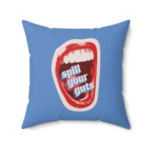 「Spill Your Guts」口元グラフィッククッション | 青い正方形のクッション
