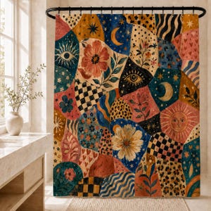 Puede incluir: Una cortina de ducha con un diseño de patchwork de varias formas y patrones, incluyendo flores, soles, lunas, ojos, corazones, tableros de ajedrez y líneas onduladas en una paleta de colores azul profundo, naranja cálido, rosa, amarillo y negro.